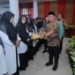 Bupati Aceh Besar H Muharram Idris melantik kepala sekolah dan menyerahkan SK Perpanjangan PPPK Formasi guru dan SK Plt Jenjang TK dan PAUD Negeri di Aula Dekranasda Aceh Besar, Kamis (13/3/2025). Foto: Dok. Prokopim Pemkab Aceh Besar