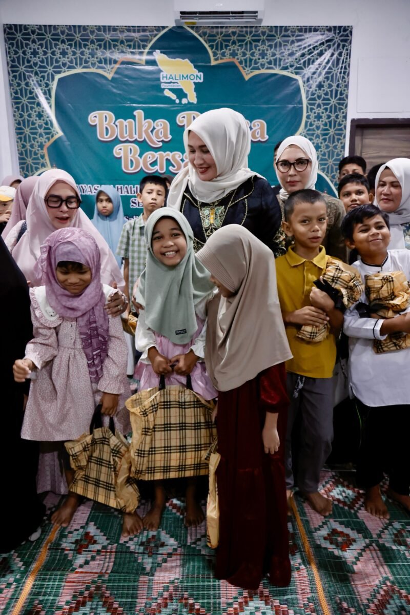 Ketua PKK Aceh Santuni Anak Yatim di Yayasan Halimoen Al Asyi. Foto: ist